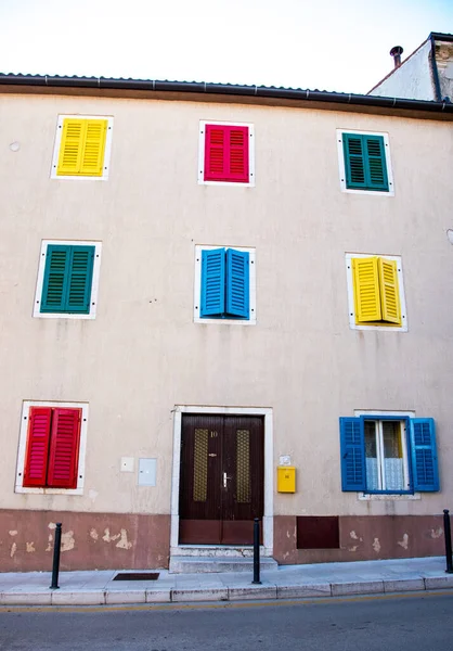 Een Interessant Huis Met Gekleurde Luiken — Stockfoto