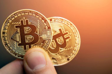 eldeki iki bitcoin (Yatırım, rota değişimi, yükseliş, düşüş, lüks, başarı, borsa - konsept)