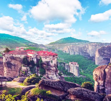 Yunanistan 'ın Varlaam kentindeki Doğu Ortodoks Manastırı' nın bulunduğu ünlü Meteora kayaları vadisindeki kutsal tesiste tepenin kulesiyle büyülü bir manzara. Harika bir dünya.