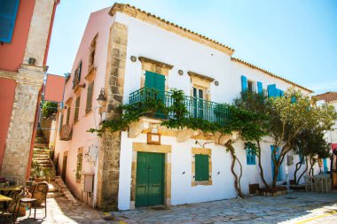 Yunanistan 'ın Kefalonia kentindeki Fiskardo limanındaki güzel atmosferik sokak manzarası. Göz kamaştırıcı büyüleyici yerler. Tanınmış turistik kasabalar.