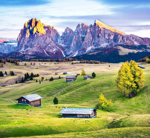 Mystic Fantastico Paesaggio Primaverile Con Case Legno Sullo Sfondo Alpe — Foto Stock