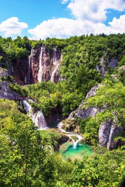 Hırvatistan 'ın Plitvice kentindeki ulusal rezervlerde şelaleli büyüleyici, nefes kesici manzara. Büyüleyici yerler. Panorama.
