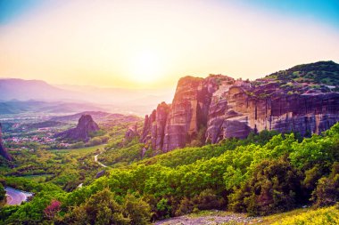 Yunanistan 'ın ünlü Meteora kayaları vadisinde muhteşem büyülü bir manzara. Harika bir dünya. Çekim.