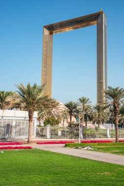 Dubai, Birleşik Arap Emirlikleri, 7 Şubat 2021 - Zabeel Park 'taki görkemli mimari eser, Altın Çerçeve, tarih ve mimari simgeler müzesidir..