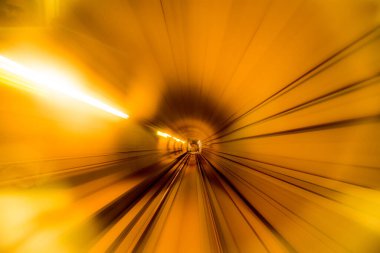 Kopenhag, Danimarka 'da hareketin soyut görüntüsü bulanık raylar, tünel ve cam metro kapıları.