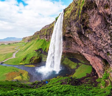 İzlanda 'daki Seljalandsfoss şelalesi çok güzeldir. Egzotik ülkeler. Harika yerler. Popüler turist akımı.