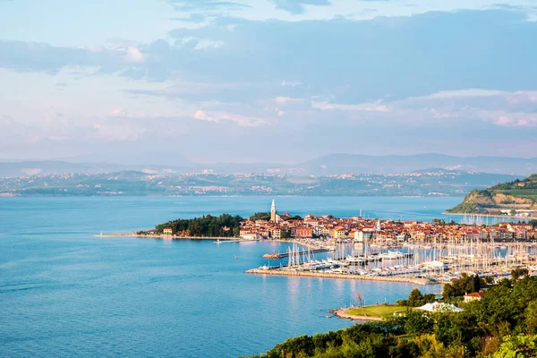 Wunderschöne Wunderschöne Stadtlandschaft Mit Booten Der Bucht Von Izola Slowenien Stockbild