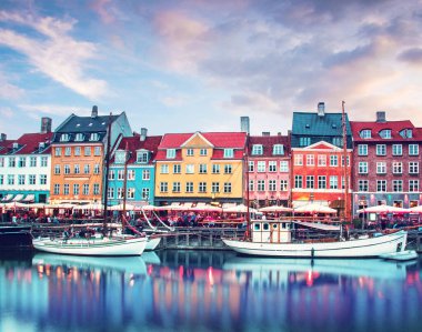 Danimarka Kopenhag başkenti ünlü bir Nyhavn tekneler ile büyülü büyüleyici manzara. Egzotik harika yerler. Popüler turist atraction.