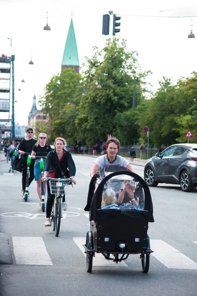 Köpenhamn Danmark Augusti Kvinna Cyklar Med Barnvagn Köpenhamn Danmark Den — Stockfoto