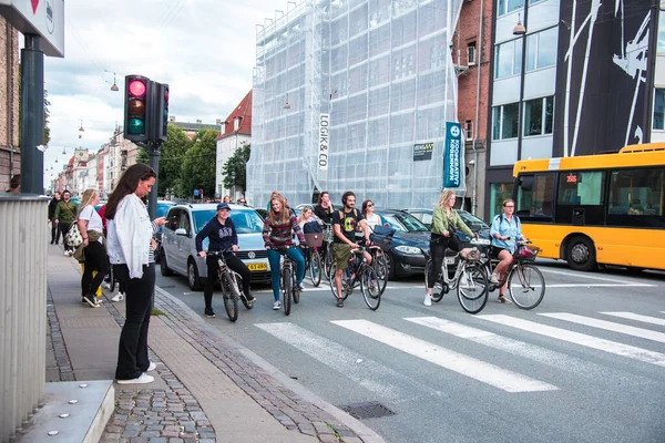 Köpenhamn Danmark Augusti Cyklister Väntar Grönt Ljus För Vägtrafikljuset Köpenhamn — Stockfoto