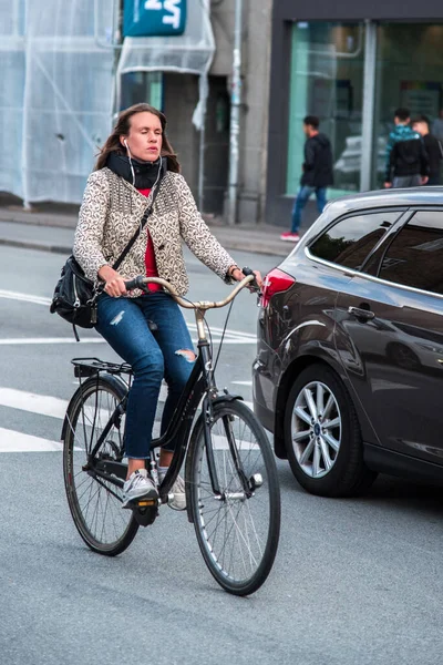 Köpenhamn Danmark Augusti Kvinna Hörlurar Cyklar Köpenhamn Danmark Den Augusti — Stockfoto