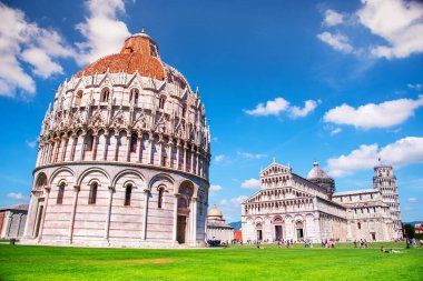 Katedralin bir parçası olan San Giovanni Baptistery ya da İtalya 'nın Pisa kentindeki ünlü Eğik Kule yakınlarındaki Duomo di Santa Maria Assunta manzarası. Etkileyici egzotik şaşırtıcı yerler. Piazza dei Miracoli.