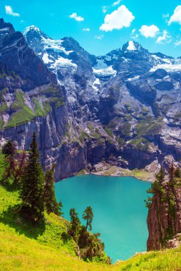 Güzel büyülü yatay, İsviçre Alpleri'nde, Adelboden, İsviçre, Europe yakınındaki göl Oeschinensee