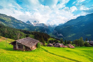 İsviçre Alplerinde Lauterbrunnen yakınlarında evleri olan fantastik bir manzara. İsviçre, Avrupa
