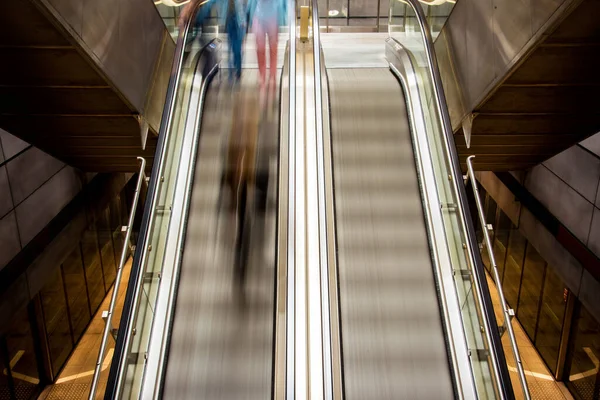 Abstract Beeld Met Silhouetten Van Mensen Metro Roltrap Haast Ritme — Stockfoto