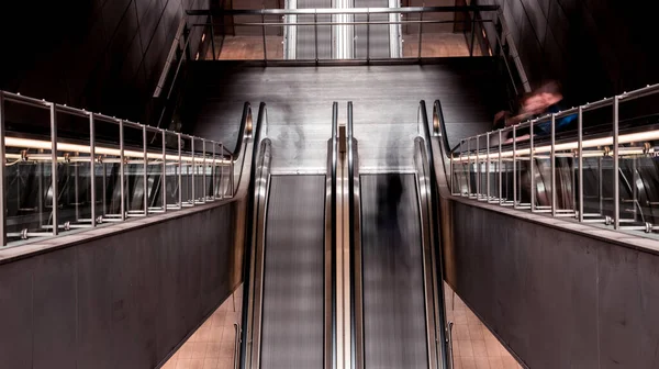 Abstract Beeld Met Silhouetten Van Mensen Metro Roltrap Haast Ritme — Stockfoto