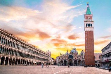 İtalya, Venedik 'teki Saint Mark Bazilikası ile San Marco Meydanı' nın nefes kesici manzarası. Harika yerler. Popüler turist akımı.
