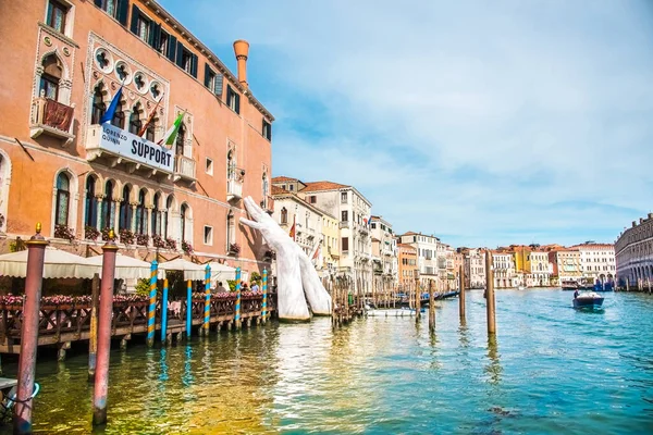 ヴェネツィア イタリア 6月10 2017 ヴェネツィア イタリア ヨーロッパのシンボル気候変動として水から手の記念碑が上昇 — ストック写真
