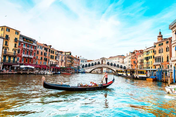 ヴェネツィア イタリアの大運河にゴンドラと魔法の風景 人気の観光スポット 素晴らしいエキサイティングな場所 コンセプト — ストック写真