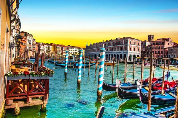 夜明けにイタリアのヴェネツィアのグランドキャナルにゴンドラやボートと魔法の風景 人気の観光地 素晴らしいエキサイティングな場所 — ストック写真
