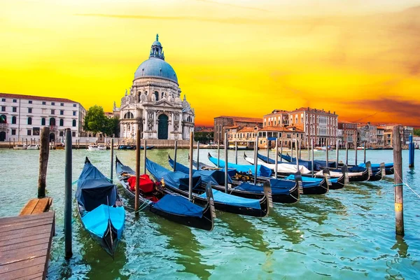 背景の大運河のゴンドラの信じられないほど楽観的な色の風景イタリアのヴェネツィア ヨーロッパの夜明けにサンタ マリア デッラ サルテーヌ大聖堂 ロマンチックな旅行 新婚旅行 コンセプト — ストック写真