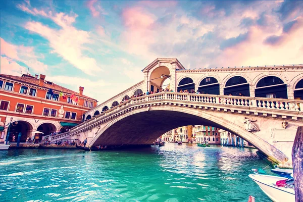 イタリアのヴェネツィアの日没でリアルト橋と明るい魅力的な風景 素晴らしい場所だ 人気の観光地 — ストック写真