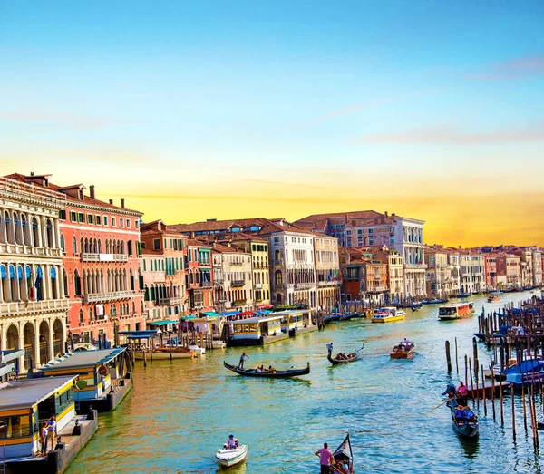 夜明けにイタリアのヴェネツィアのグランドキャナルにゴンドラやボートと魔法の風景 人気の観光地 素晴らしいエキサイティングな場所 — ストック写真