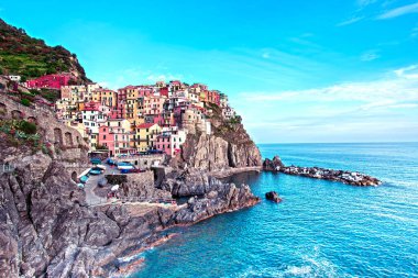 Cinque Terre, Liguria, İtalya 'da Manarola sahilinde büyüleyici bir yaz manzarası. Egzotik, inanılmaz yerler. Popüler turist akımı.
