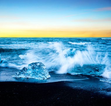 Buzul gölü Jokulsarlon, İzlanda yakınlarındaki elmas plajındaki bir heykel gibi buzla kaplı büyüleyici bir manzara. Egzotik ülkeler. İnanılmaz yerler..