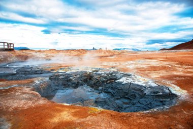 Myvatn bölgesindeki Hver Vadisi 'nde jeotermal bataklık ve volkanlarla büyüleyici dramatik bir sahne. İzlanda. Egzotik ülkeler. İnanılmaz yerler..