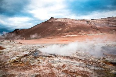 Myvatn bölgesindeki Hver Vadisi 'nde jeotermal bataklık ve volkanlarla büyüleyici dramatik bir sahne. İzlanda. Egzotik ülkeler. İnanılmaz yerler..