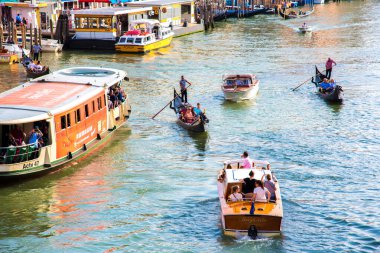 Venedik, İtalya - 10 Haziran 2017: Venedik, İtalya 'daki Büyük Kanal' da gondollu ve tekneli büyülü manzara. Popüler turist eğlencesi. Harika heyecan verici yerler.