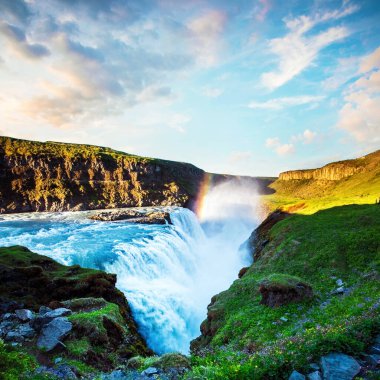 İzlanda 'da güneşin doğuşunda ünlü Gullfoss şelalesi olan büyüleyici, renkli bir manzara. Egzotik ülkeler. Harika yerler. Popüler turist karışıklığı. (Meditasyon, anti-stres - konsept).