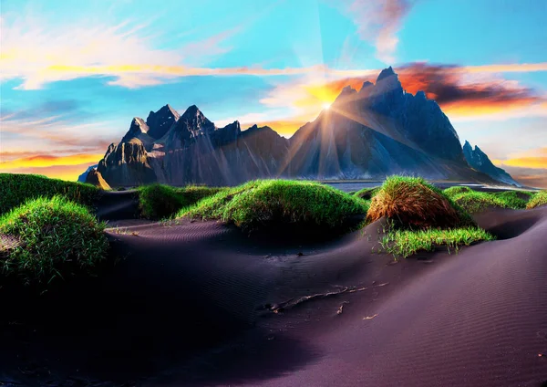 ヴェストラホーン最も美しい山々の風景ストックスネス半島のヴェストラホーンとアイスランドの日没時に砂丘の緑の芝生と居心地の良いラグーン 異国情緒豊かな国 素晴らしい場所 — ストック写真
