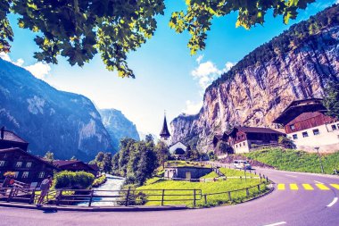 İsviçre 'nin İsviçre Alpleri' ndeki kanyon, kilise ve ünlü Staubbach şelalesiyle Lauterbrunnen 'deki inanılmaz manzara. İnanılmaz yerler..