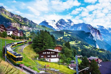 İsviçre 'nin İsviçre Alpleri' ndeki Lauterbrunnen şehrinin kanyonunda tren ile güzel bir dağ manzarası. İnanılmaz yerler..