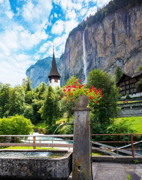 Festői Táj Virágokkal Vízesés Kanyon Templom Lauterbrunnen Svájci Alpokban Svájc — Stock Fotó