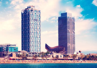 Barcelona, İspanya - Ağustos 12: hotel arts ve mapfre Kulesi ve port olimpic üzerinde Ağustos 12, heykel peix 2011 yılında barcelona, İspanya. hotel arts 44 katlı, 483 Oda lüks otel ve ikiz, mapfre Kulesi var. kocaman bir balık tasarladığımız heykel