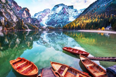 İtalya 'nın Dolomites Alpleri' ndeki Fanes-Sennes-Braies gölündeki teknelerle büyülü sonbahar manzarası. (zihinsel tatil, tatil, iç huzur, uyum - konsept)