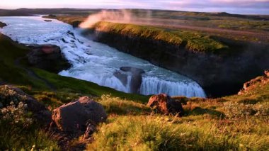 İzlanda 'da güneşin doğuşunda ünlü Gullfoss şelalesi olan büyüleyici, renkli bir manzara. Egzotik ülkeler. Harika yerler. Popüler turist karışıklığı. (Meditasyon, anti-stres - konsept).