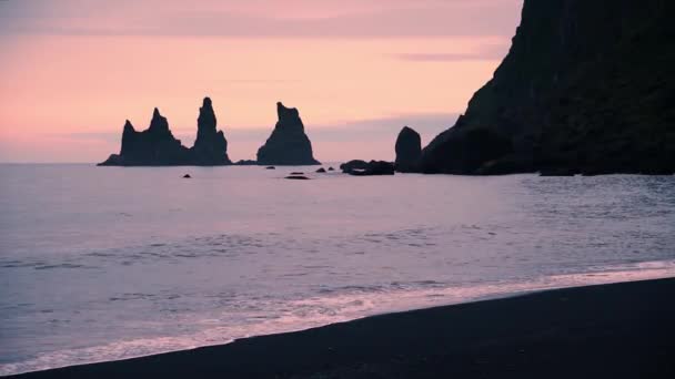 在冰岛维克附近的雷诺斯法尔山下的海滩上 有一些石头叫 巨石阵 它们与雷诺斯兰加海崖一起构成了宏伟壮观的风景 异国他乡 — 图库视频影像