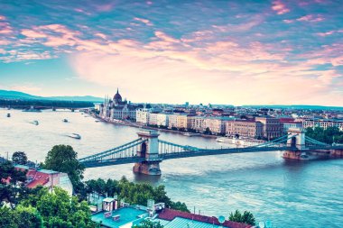 İnanılmaz muhteşem pitoresk versite manzara parlamento ve günbatımı, Budapeşte, Macaristan, Avrupa'nın tuna üzerinde köprü. Büyüleyici yerleri.