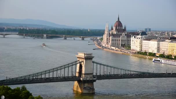 Неймовірний Мальовничий Краєвид Парламенту Міст Кораблі Дунаї Будапешті Угорщина Заході — стокове відео