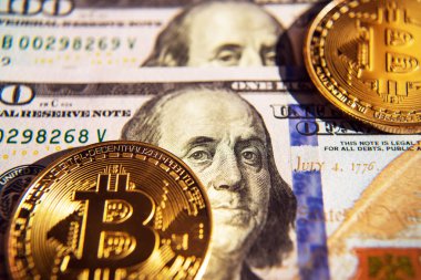 İki bitcoins dolar faturaları üzerinde (yatırım, rotayı Değiştir - kavram)