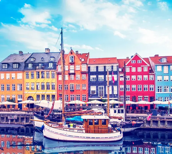Danimarka Kopenhag başkenti ünlü bir Nyhavn tekneler ile büyülü büyüleyici manzara. Egzotik harika yerler. Popüler turist atraction.