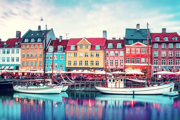 Danimarka Kopenhag başkenti ünlü bir Nyhavn tekneler ile büyülü büyüleyici manzara. Egzotik harika yerler. Popüler turist atraction.