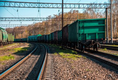 Tren yolu ve yük vagonları ile soyut görüntü.