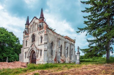 Ukrayna 'nın Ternopil bölgesindeki Maksymivtsi köyündeki antik terk edilmiş kilise..