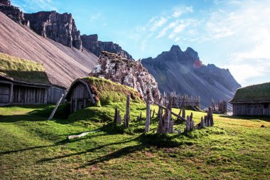 İzlanda, Stokksnes Yarımadası 'ndaki Vestrahorn yakınlarında geçen Viking köyü filmiyle manzara. Egzotik ülkeler. İnanılmaz yerler..