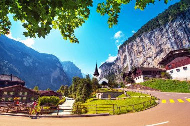 İsviçre Alpleri Lauterbrunnen şelale ve kanyon kilise ile pitoresk manzara, İsviçre, Avrupa
